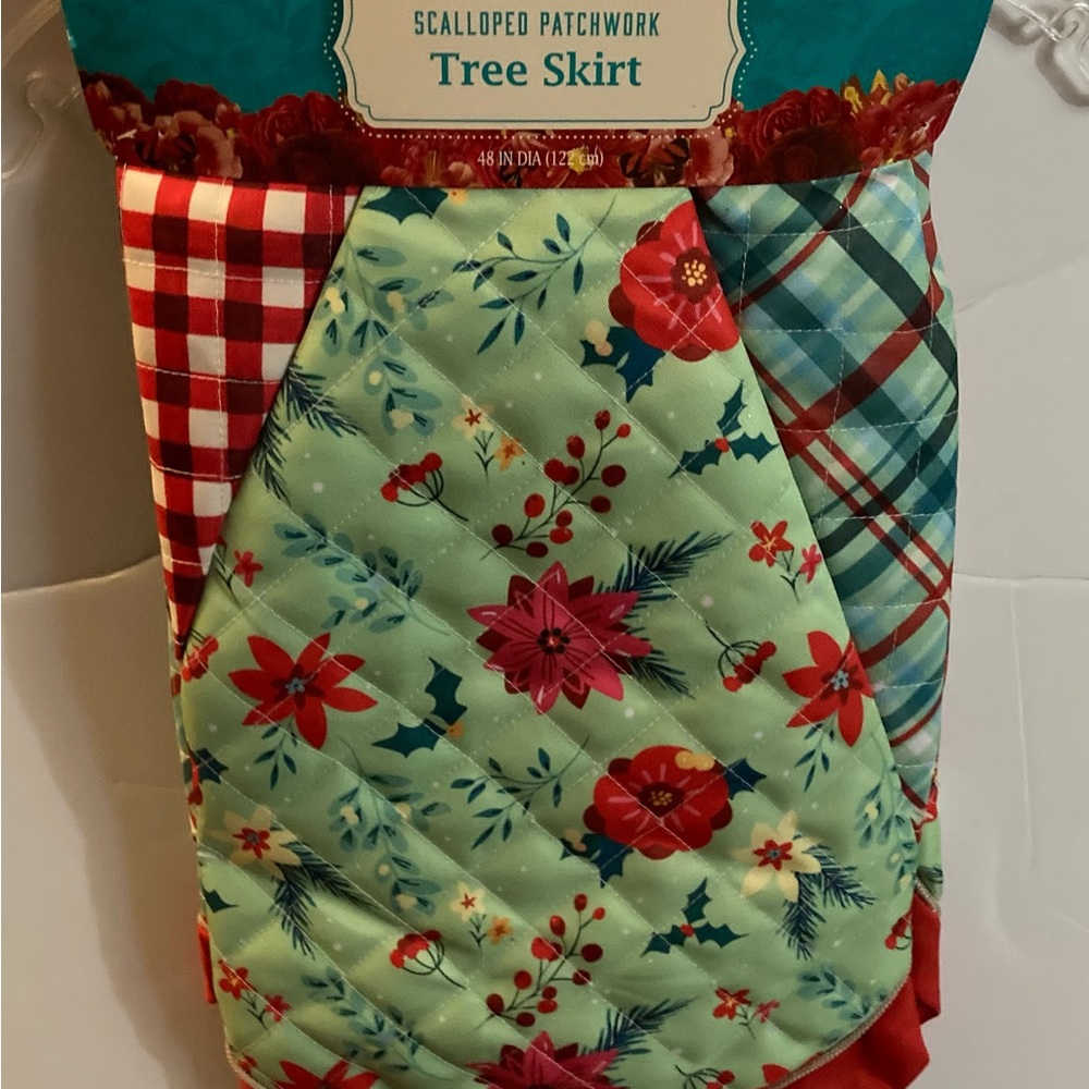 New The Pioneer Women 48” xmas tree skirt